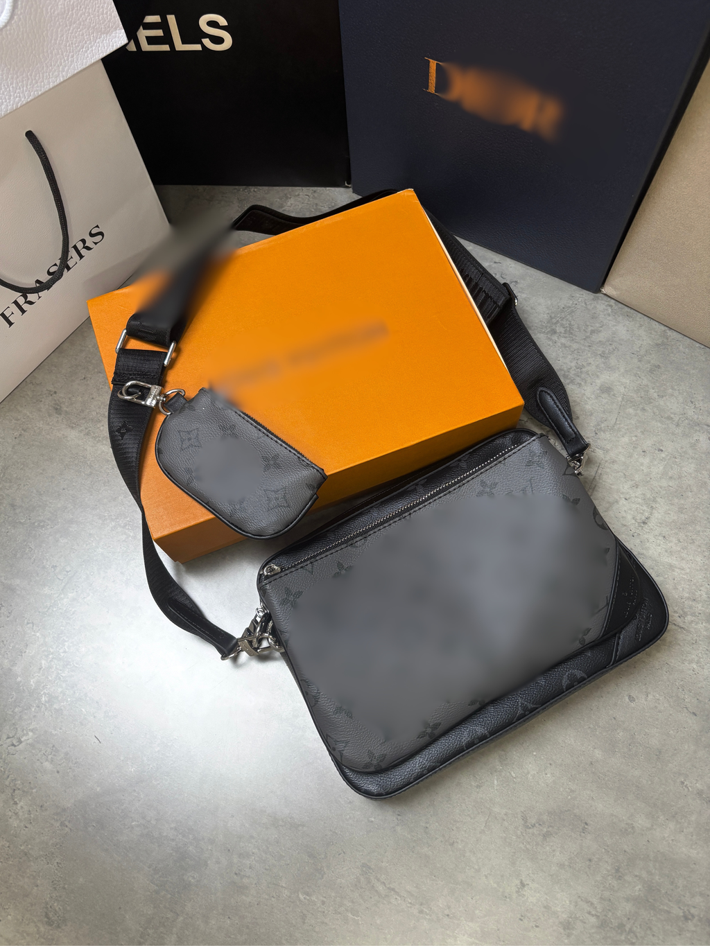 TRIO MESSENGER BAG - IN HAND