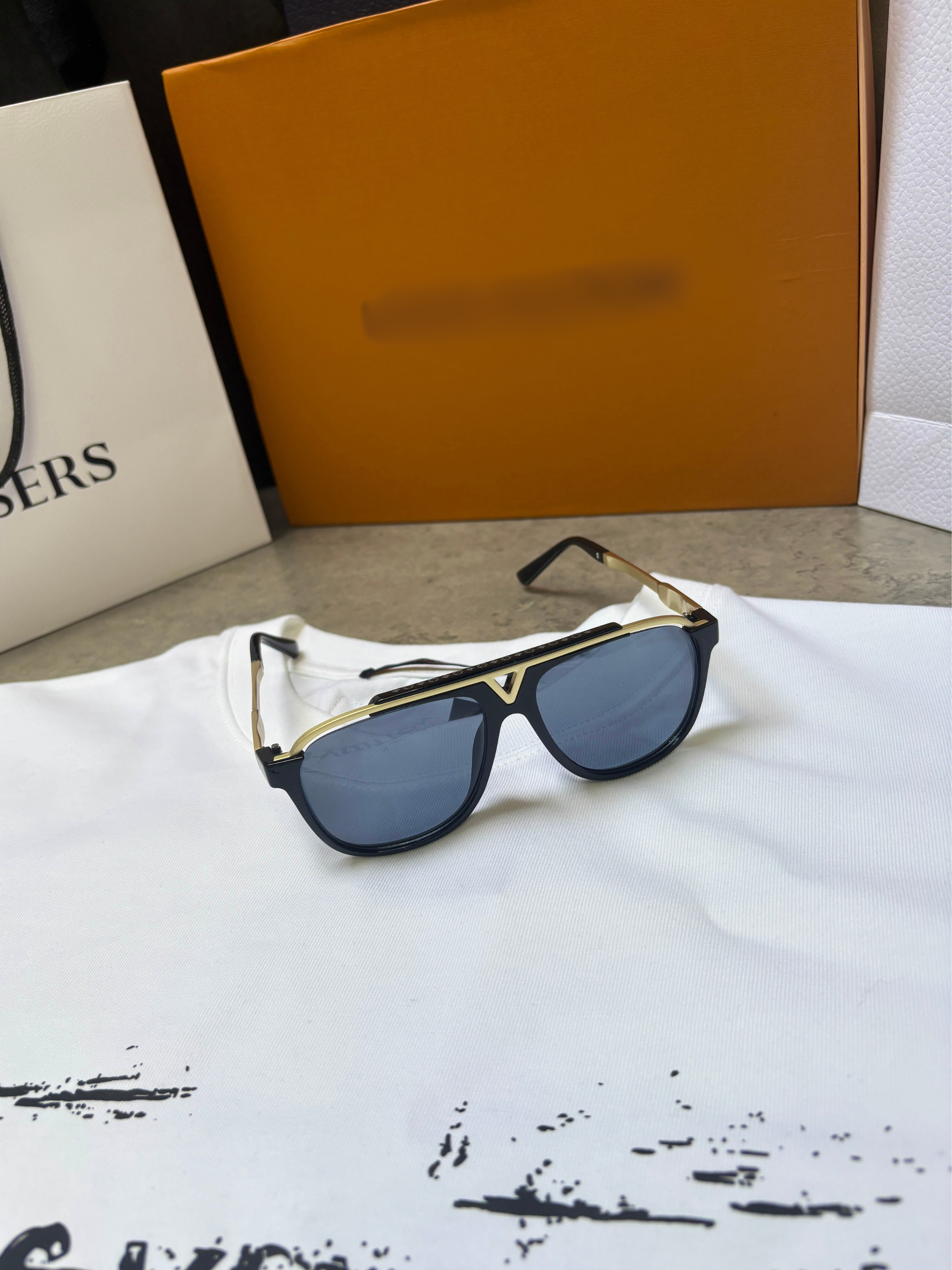 VTN SUNGLASSES - IN HAND