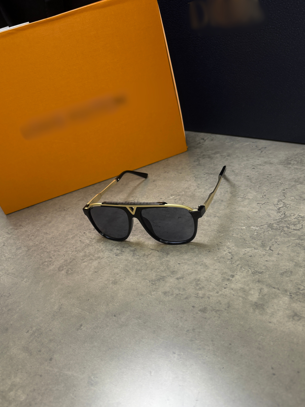 VTN SUNGLASSES - IN HAND