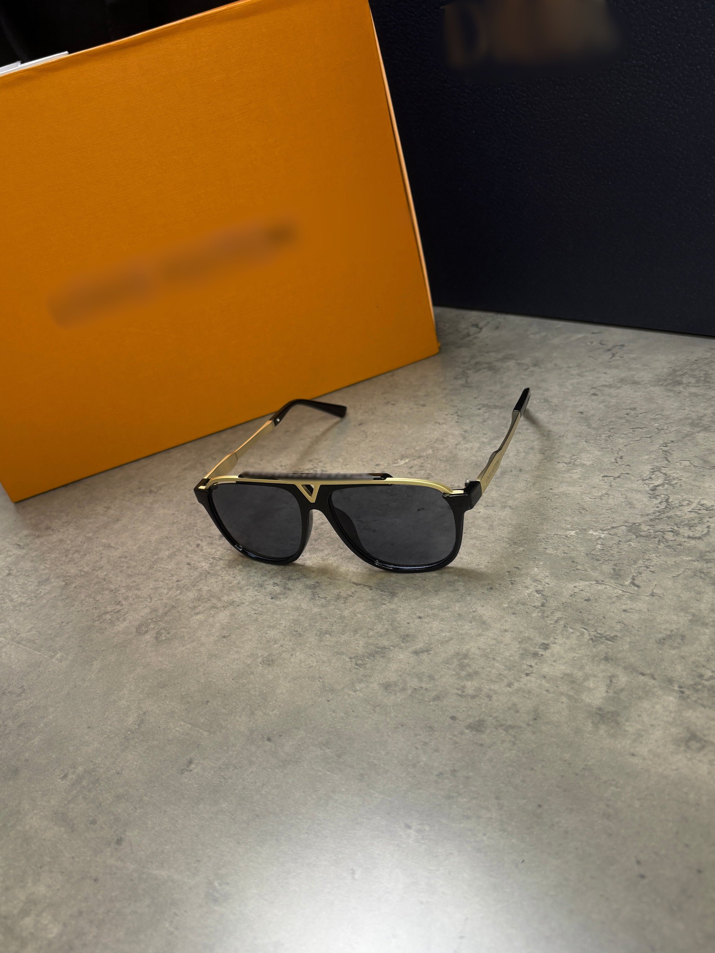 VTN SUNGLASSES - IN HAND