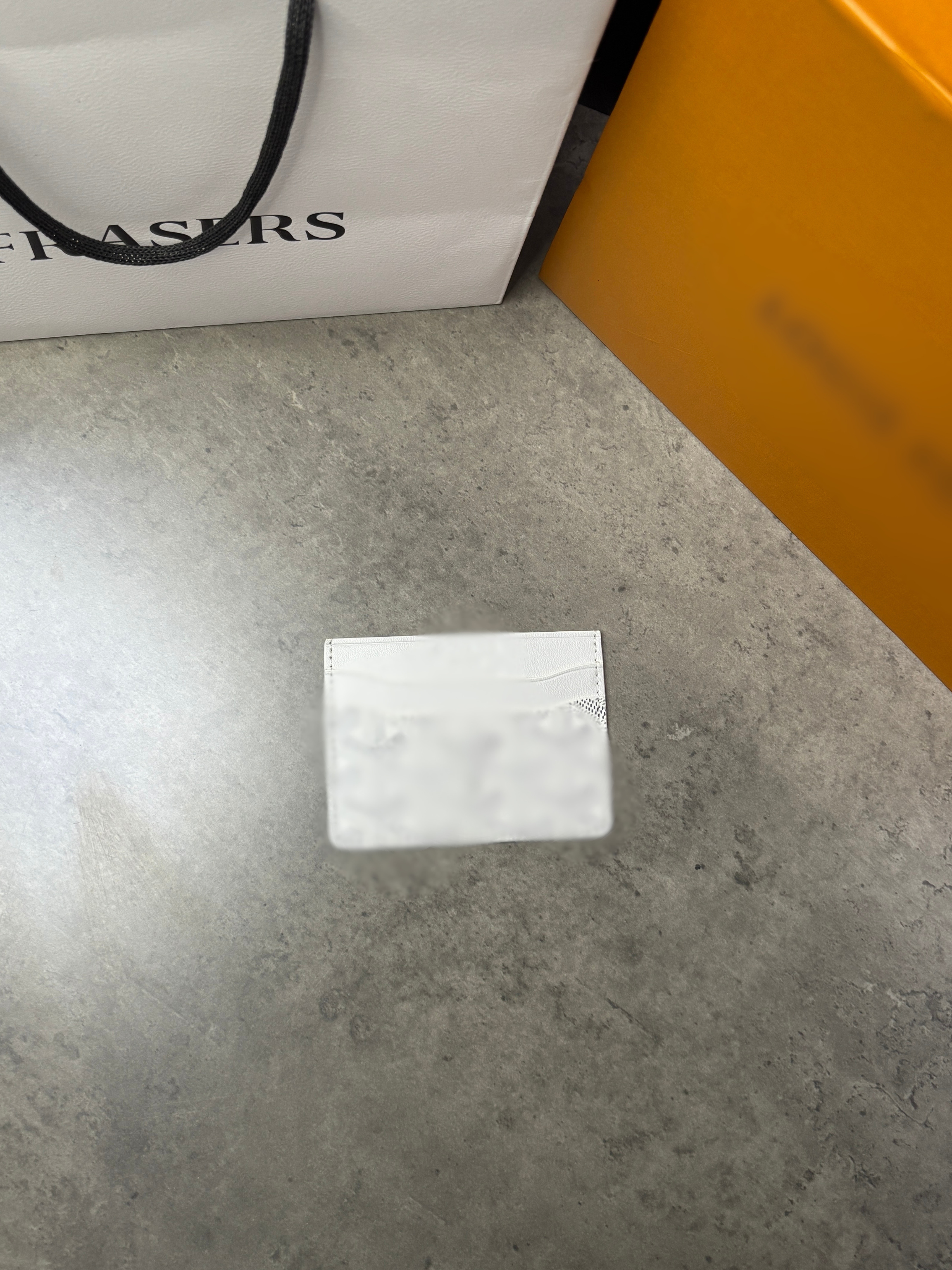 GYD CARDHOLDER - IN HAND