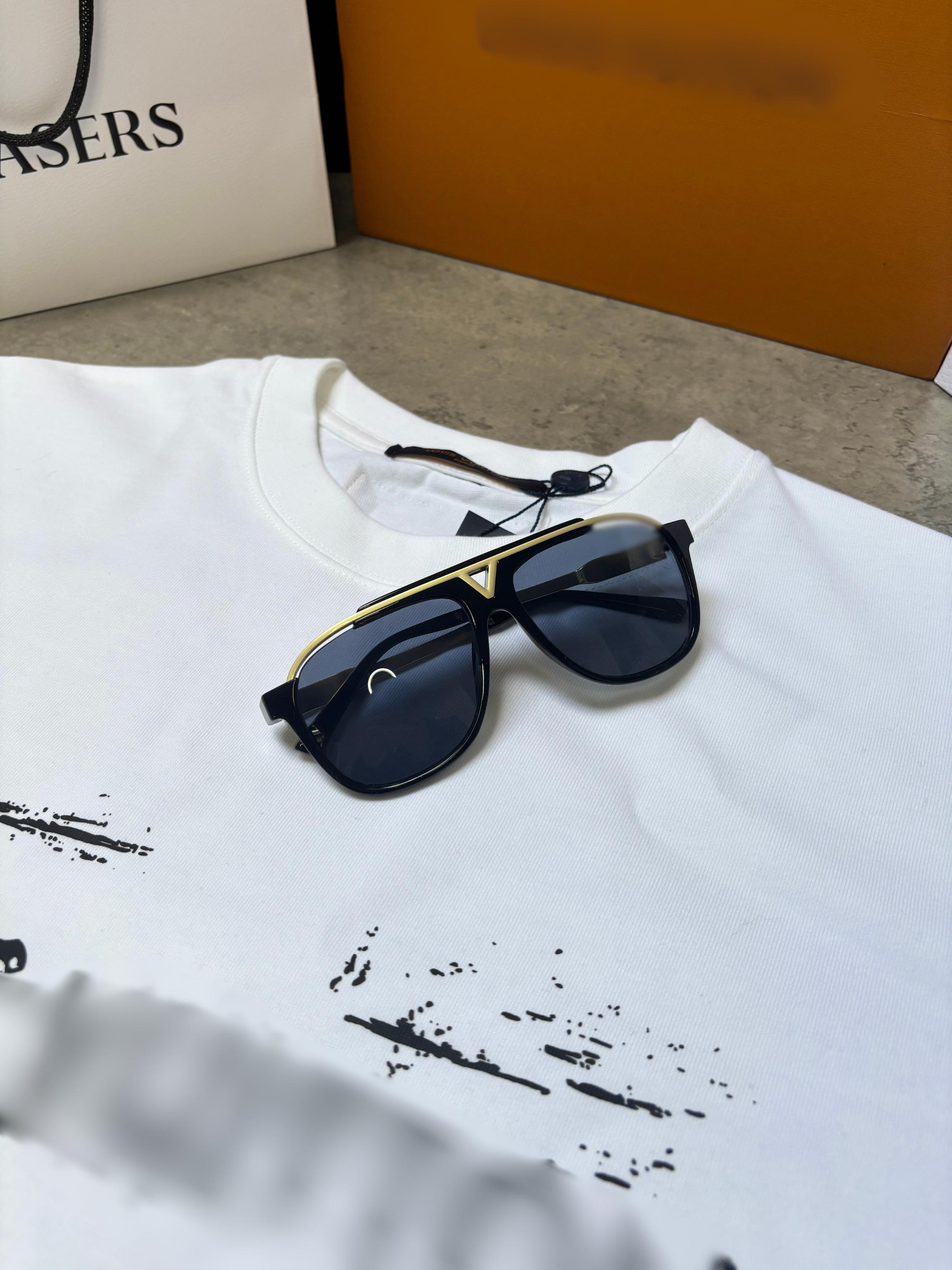 VTN SUNGLASSES - IN HAND