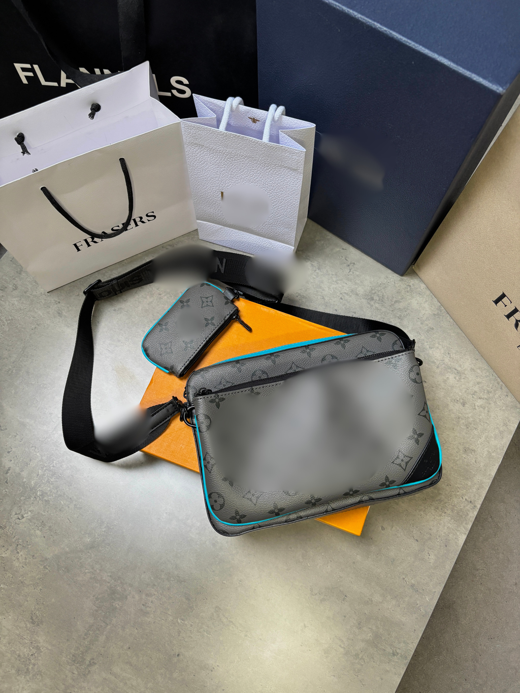 TRIO MESSENGER BAG - IN HAND