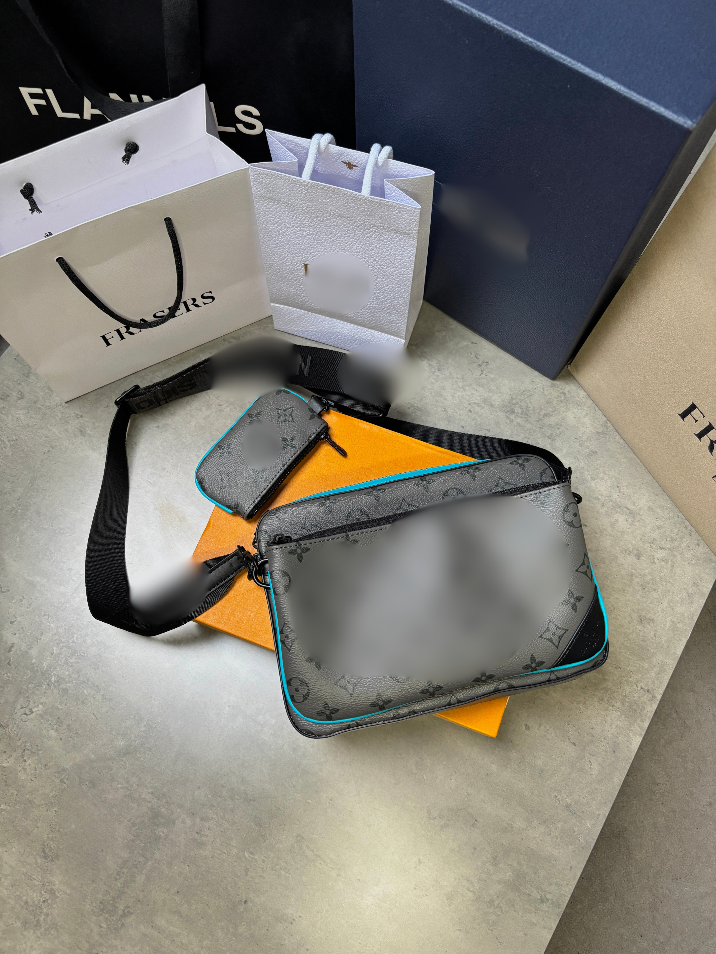 TRIO MESSENGER BAG - IN HAND