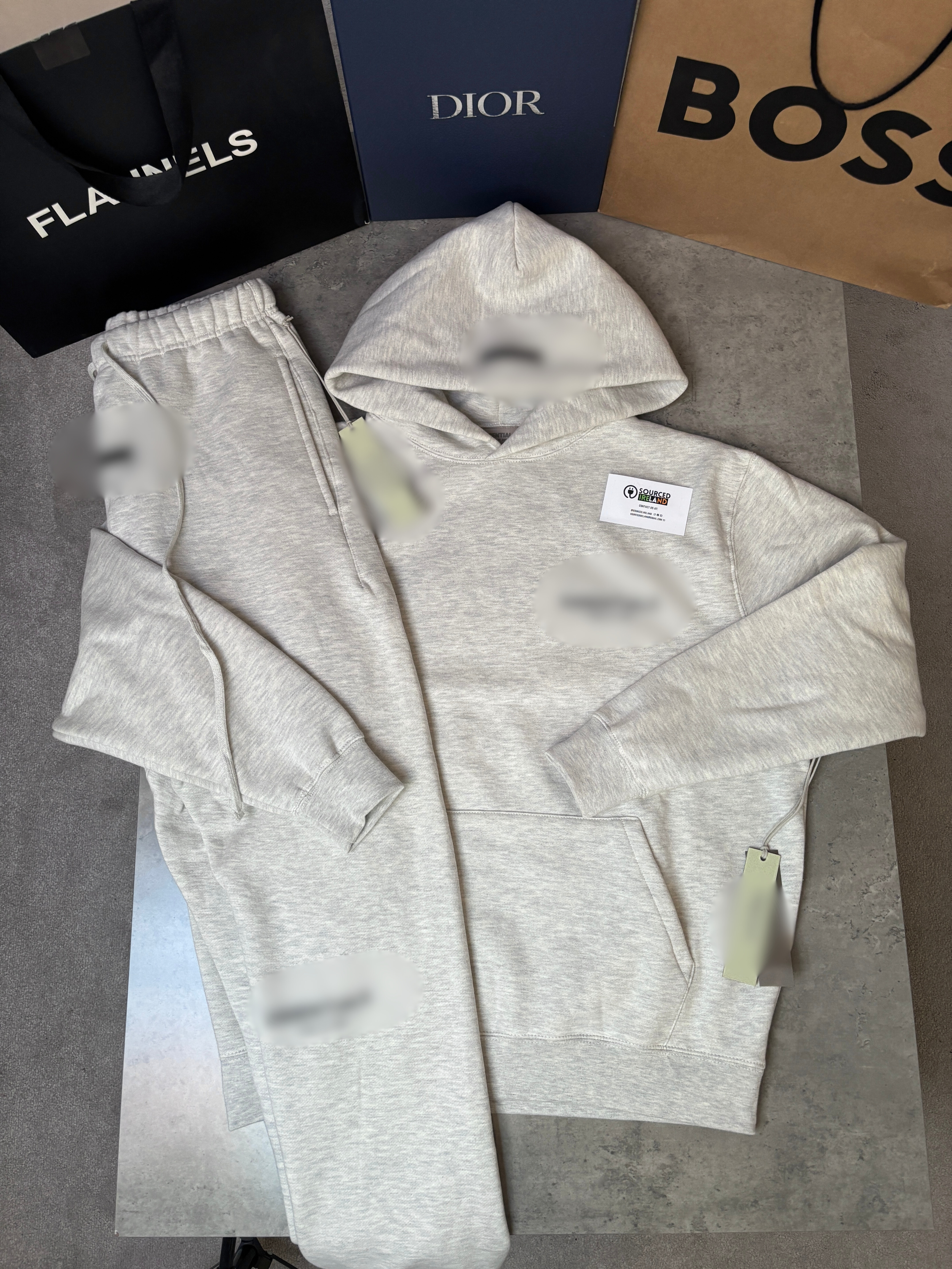 ESNTL TRACKY - IN HAND